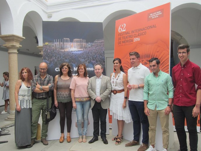 Participantes de los talleres de teatro organizados por el Festival de Mérida