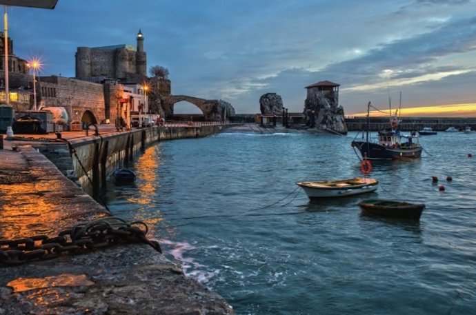 Imagen del puerto de Castro Urdiales en la postal