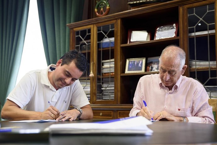 Firma del contrato para el arreglo de la vía a los baños de Guardias Viejas