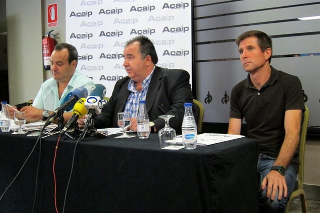 López (c) informa de la querella junto a Viedma y Hervás.