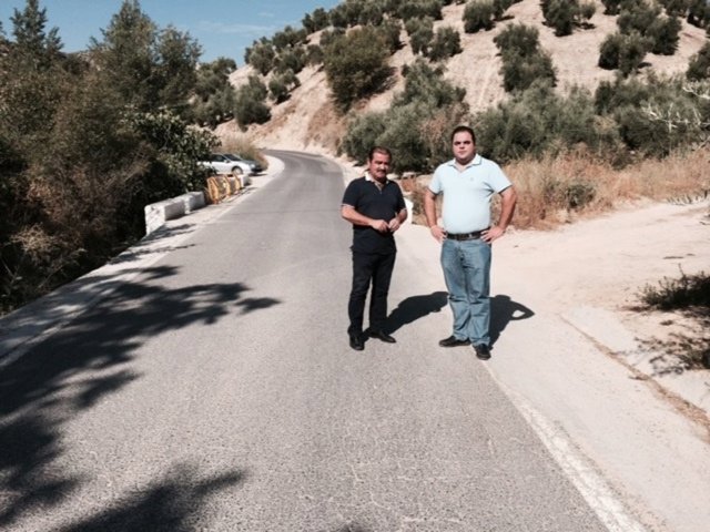 Castro (i), junto a Torres, visita la carretera entre Martos y Los Villares.
