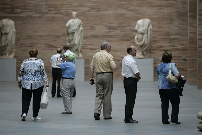 Turistas visitando monumentos de Mérida