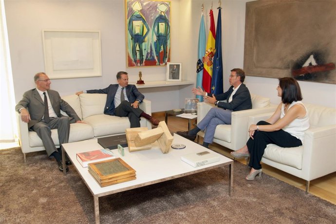 O titular do Goberno galego, Alberto Núñez Feijóo, acompañado do conselleiro de 