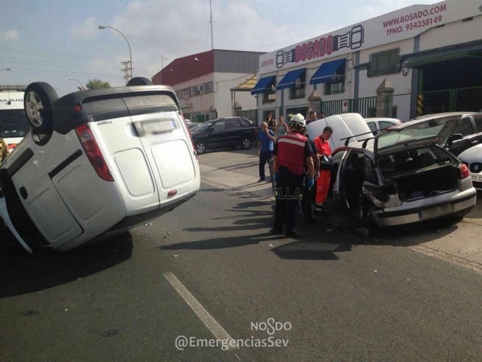 Imagen del vehículo volcado.