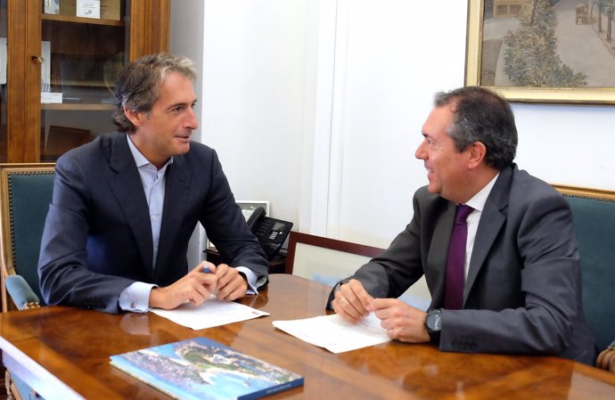 De la Serna se reúne con el alcalde de Sevilla