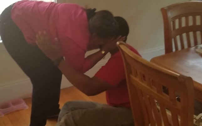 Madre he hijo se reencuentran tras 10 años sin poder verse 