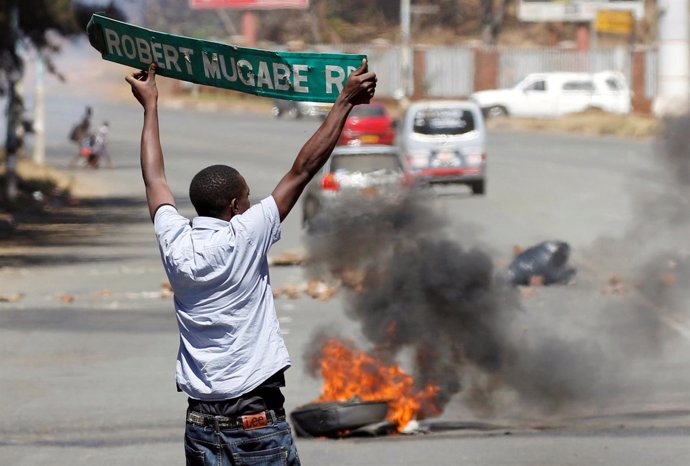 Un manifestante en las protestas contra Mugabe