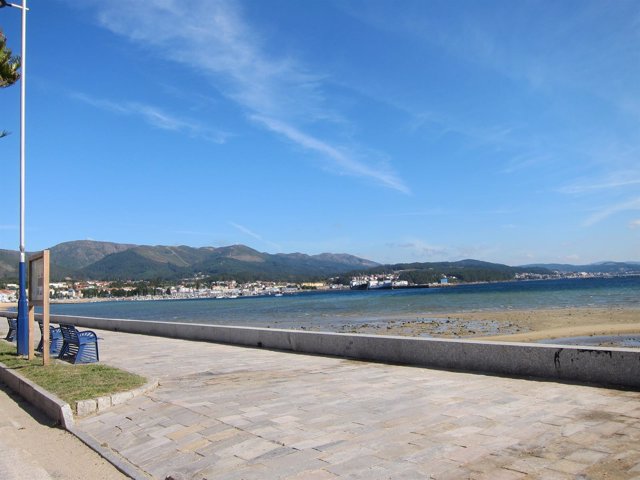 Paseo marítimo de A Pobra do Caramiñal, con la sierra de O Barbanza al fondo