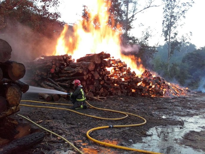 Incendio en un depósito de madera en Ibio