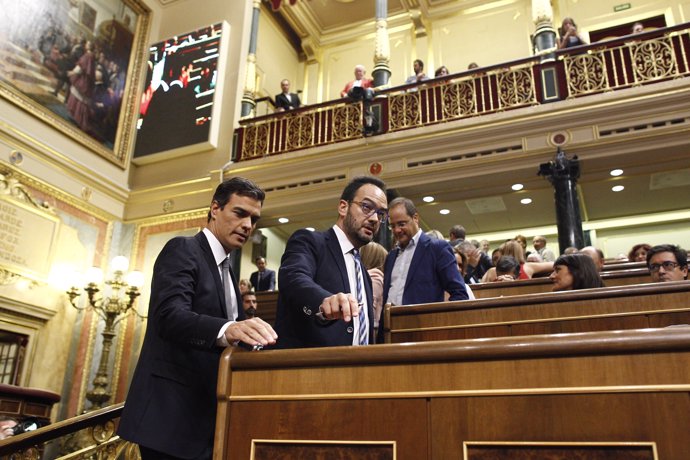 Pedro Sánchez y Antonio Hernando en el debate de investidura