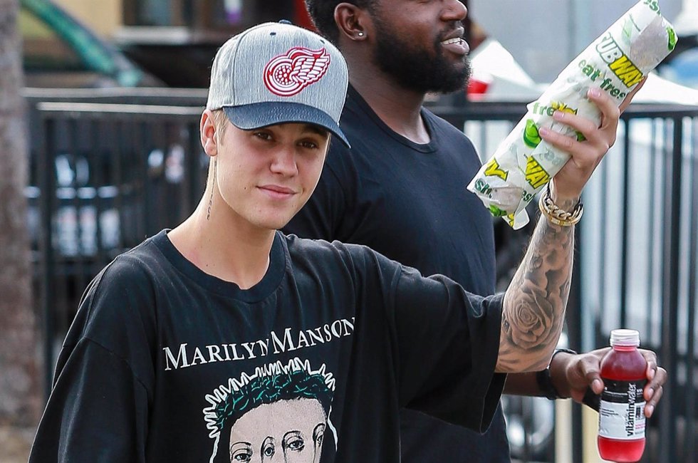 Justin Bieber paseando por las calles de Santa Monica con una camiseta de Marily