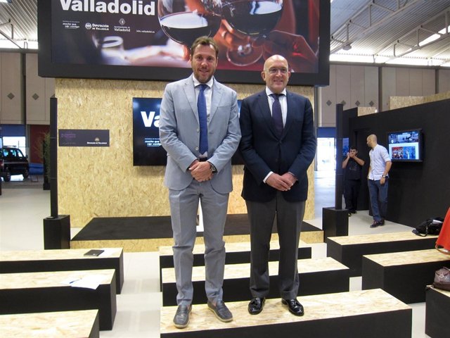 Puente (izda) y Carnero, en el expositivo de ambas instituciones en la feria. 