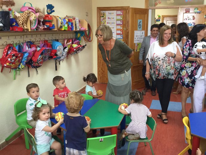 De la Calle charla con alumnos de la escuela infantil La Bañizuela.