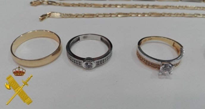 Joyas intervenidas a la detenida. 
