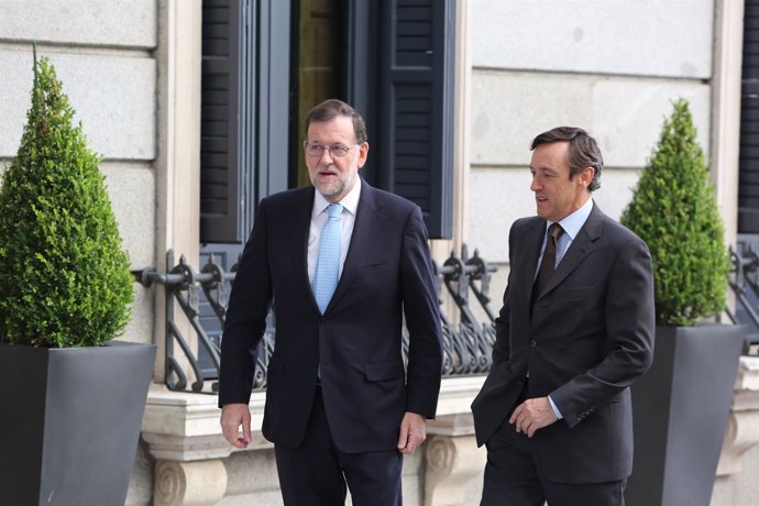 Rajoy y Rafael Hernando en el Congreso