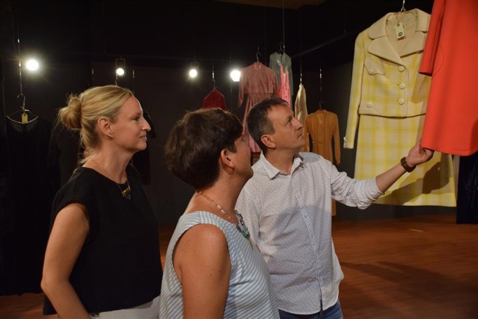 El consejero Fernando Rivarés, junto a Ana Usieto y Beatriz Valero.