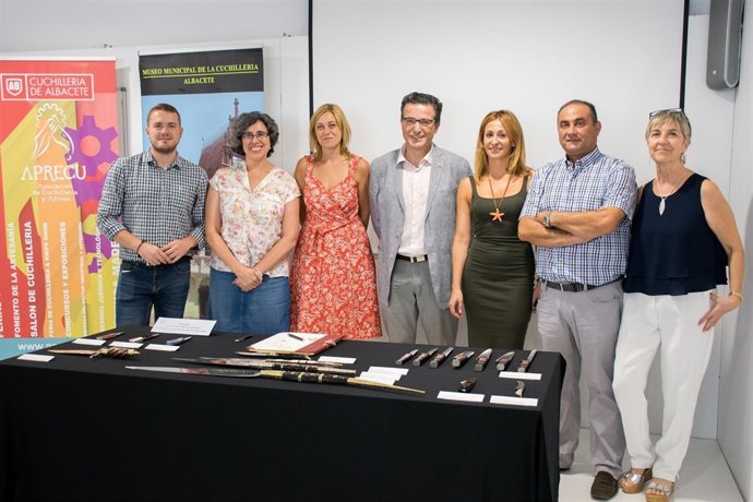 Np Y Foto Rosa González. Aprecu Cede Al Museo De La Cuchillería Las 17 Piezas Pr