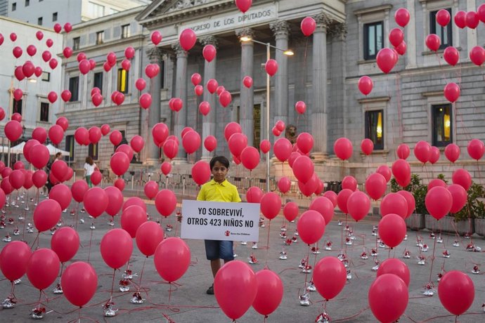 Globos rojos ante el Congreso por los niños refugiados