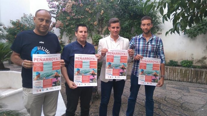 Torralbo (centro) durante la presentación de la travesía solidaria