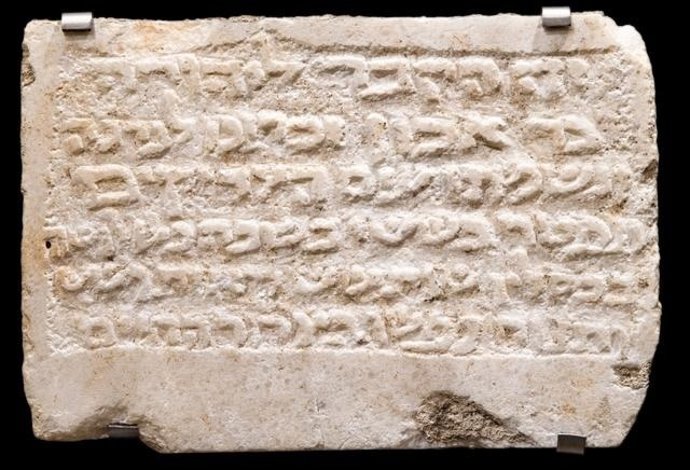 Inscripción funeraria judía del siglo IX en el Arqueológico