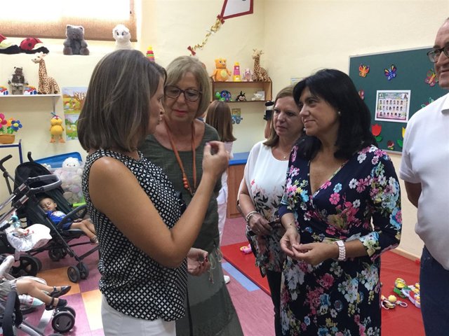De la Calle (c) en la inauguración del curso en el primer ciclo de Infantil.