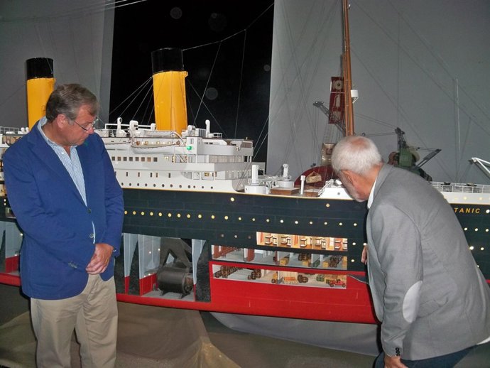 El alcalde de León observa la maqueta del Titanic