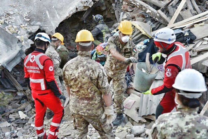Equipos de rescate en el terremoto de Rieti, en el centro de Italia