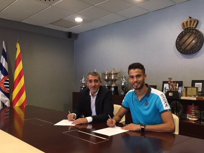 Diego Reyes firma su contrato con el RCD Espanyol