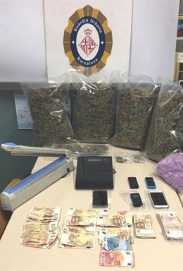 Marihuana y objetos intervenidos por la Guardia Urbana