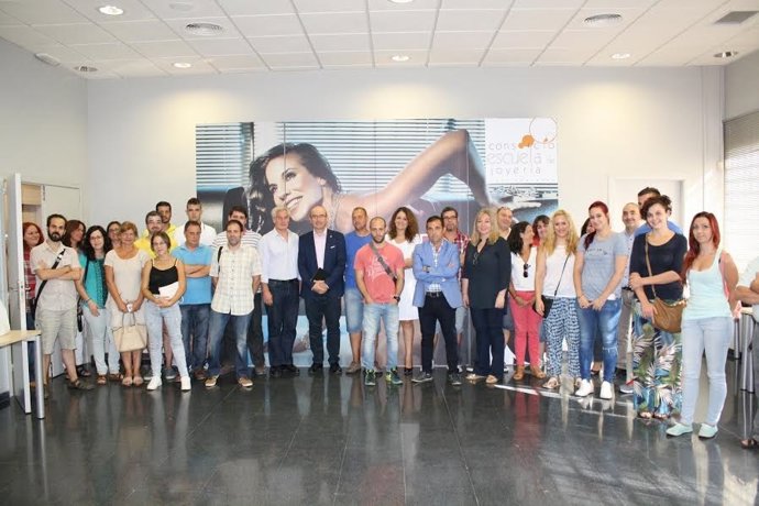 Carmona (centro) durante el encuentro mantenido con los alumnos