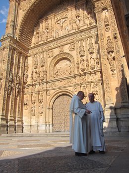 Dominicos a las puertas del Convento de San Esteban en Salamanca