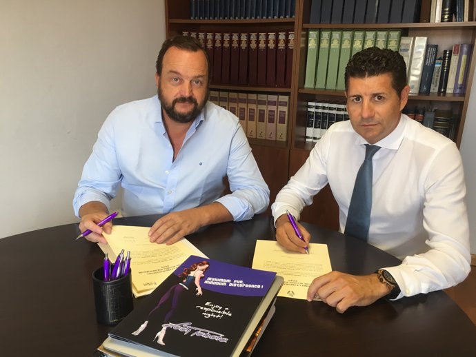 Representantes de Spain Nightlife en la firma del acuerdo