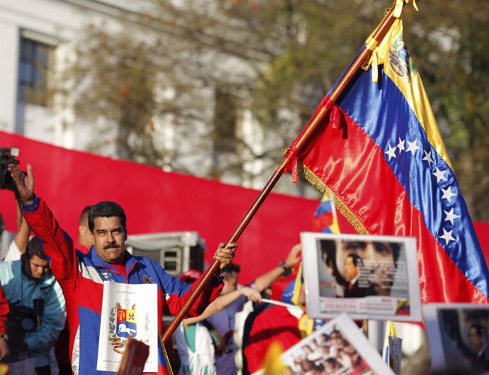 Nicolás Maduro con la bandera venezolana