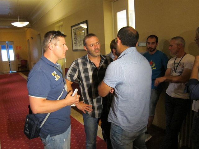 Los trabajadores de Astur Leonesa encerrados en la Junta General.