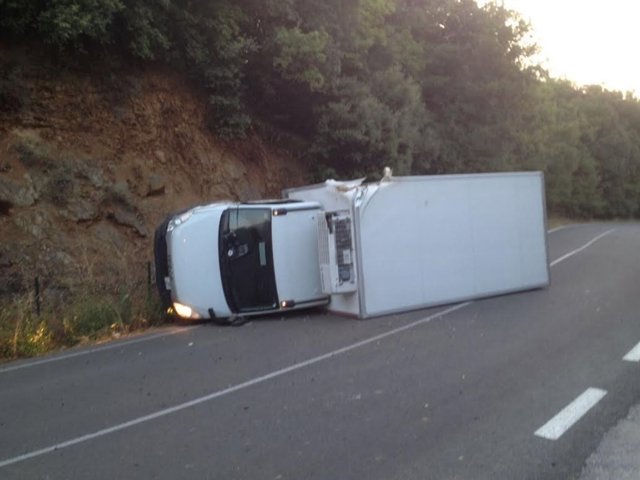 Camión volcado.