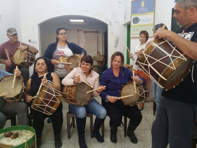 Uno de los cursos enseña a fabricar un tambor tradicional