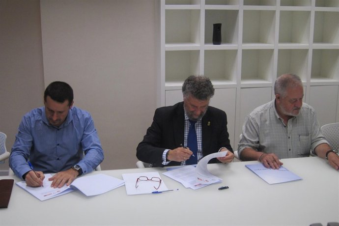 Firma del acuerdo entre FACC y sindicatos en apoyo de las empresas municipales. 