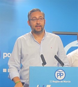 El portavoz del Grupo Parlamentario Popular, Víctor Martínez