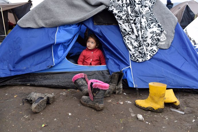 Una niña refugiada en una tienda de campaña en la frontera de Macedonia y Serbia