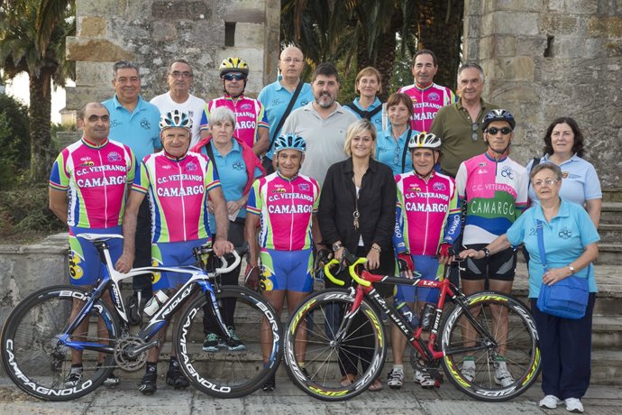 La alcaldesa con los cicloturistas veteranos
