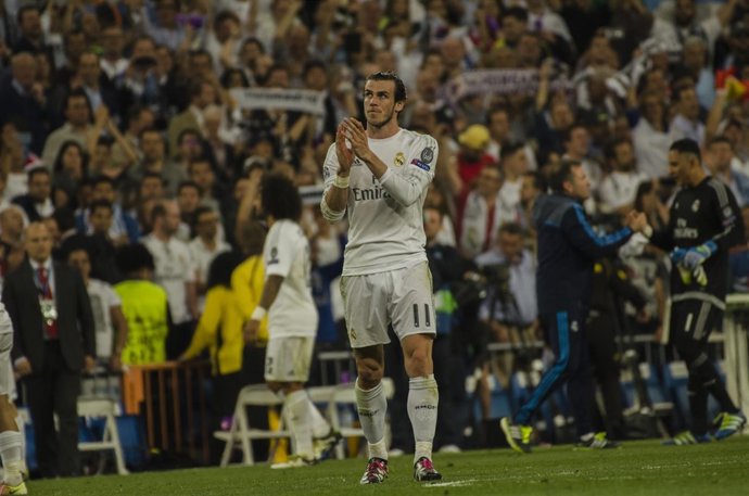 Bale aplaudiendo a la afición en el Real Madrid - Manchester City