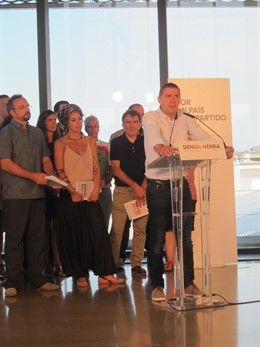 Arnaldo Otegi y su equipo de trabajo.