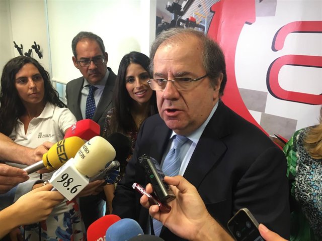 Herrera atienda a los medios en la empresa ASTI