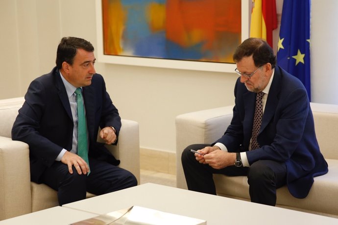 Aitor Esteban, del PNV, con el presidente Mariano Rajoy