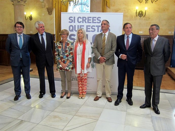 Investigadores y autoridades en la entrega de la ayuda de la AECC en Salamanca