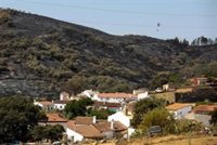 El alcalde de El Castillo de las Guardas se reúne con dueños de las fincas del incendio