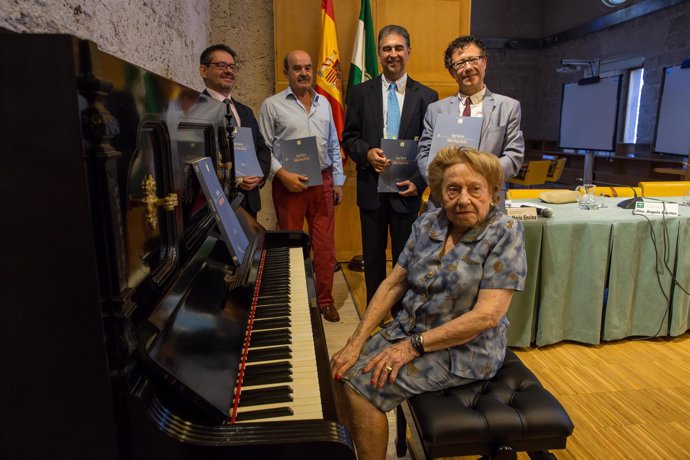 Tocan al piano obras de Ángel Barrios tras la presentación del libro
