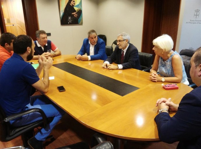 Un momento de la reunión, con Gaspar, Concha Masa, los alcaldes de Mieres y Lena