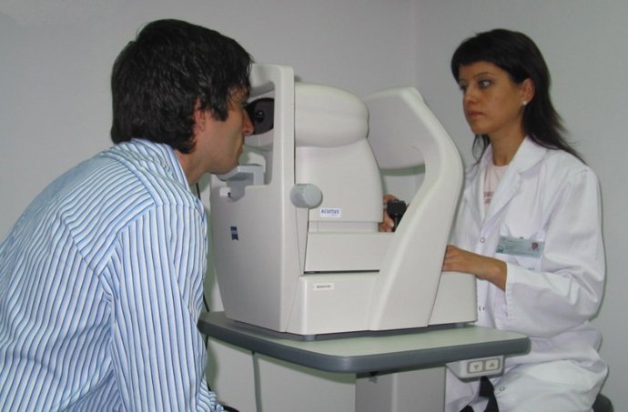 Una profesional pasa consulta en el hospital de Alcalá la Real.