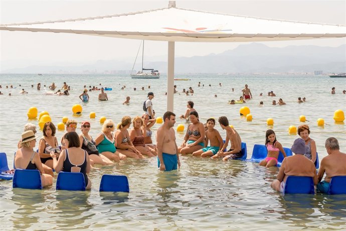 Plataforma acuática para el baño en Cullera
